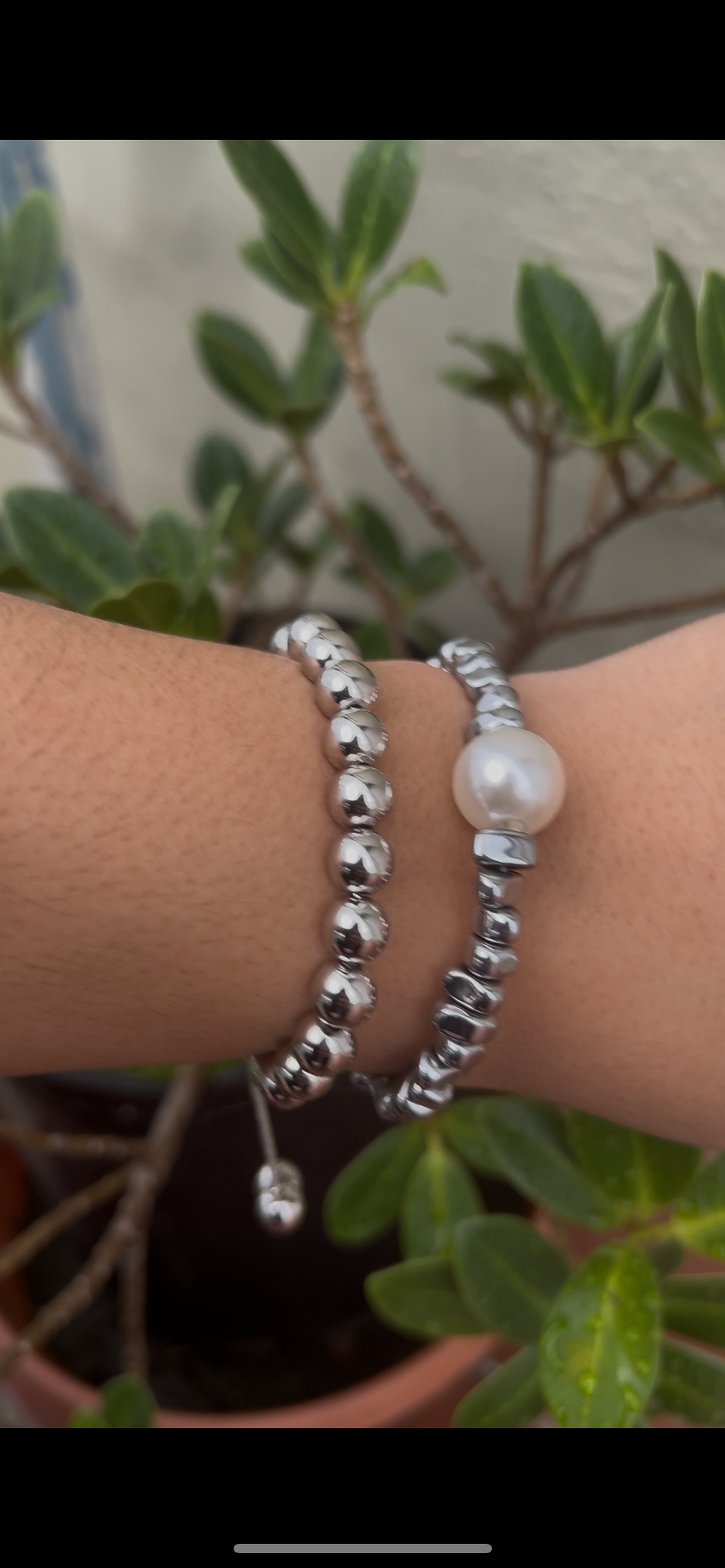 2 Brazaletes Plateado Bolines y Piedras asimetrías con perla. Son pesadas ✨