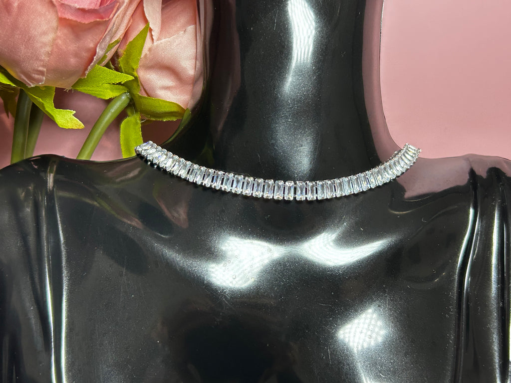Collar Plateado Tipo Gargantilla Ajustable ✨