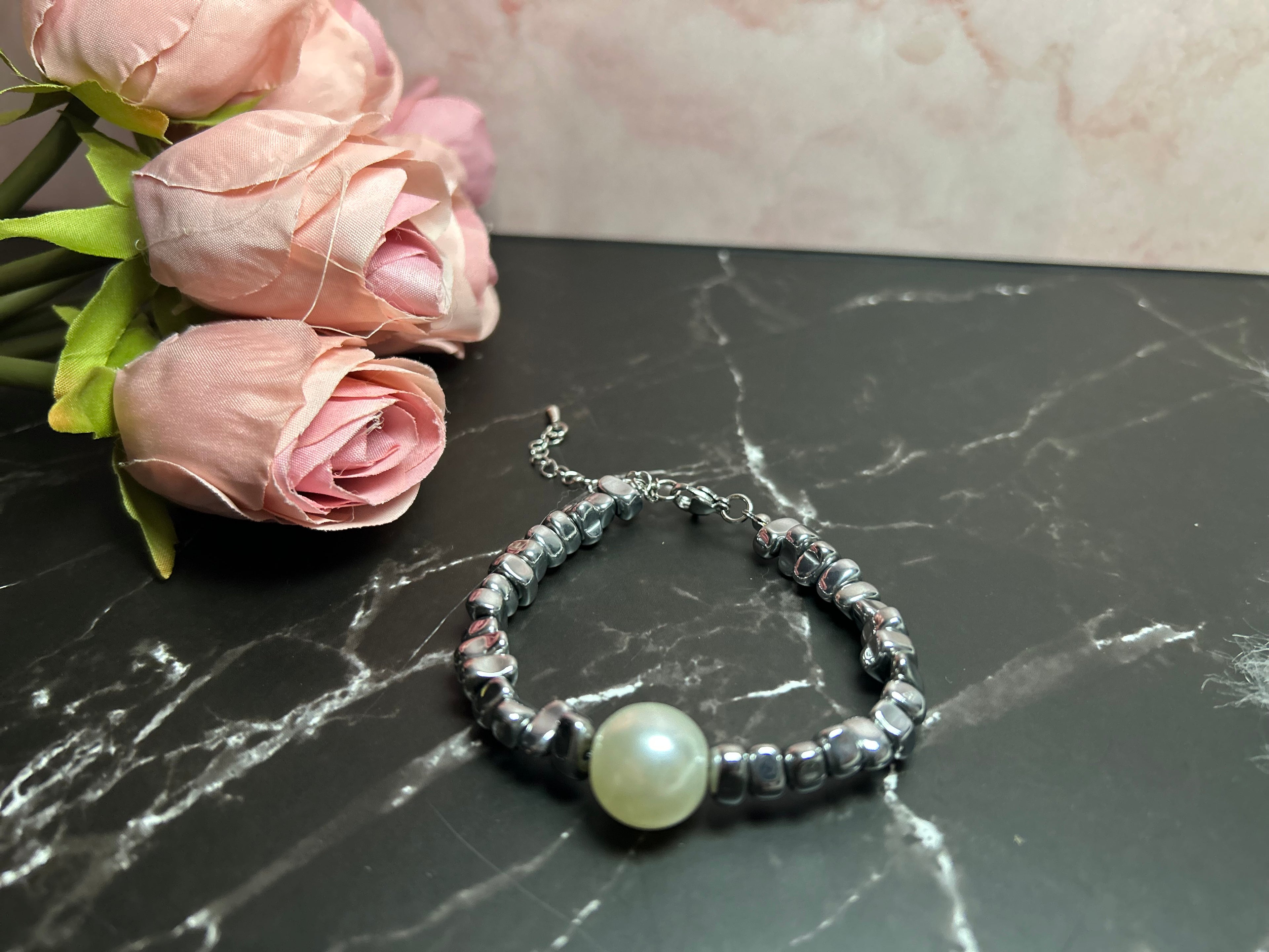 2 Brazaletes Plateado Bolines y Piedras asimetrías con perla. Son pesadas ✨