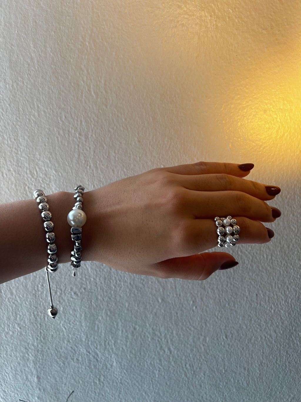 2 Brazaletes Plateado Bolines y Piedras asimetrías con perla. Son pesadas ✨