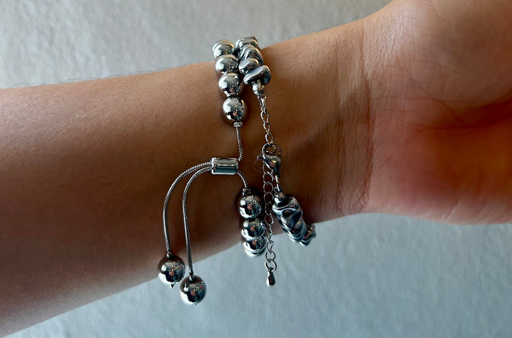 2 Brazaletes Plateado Bolines y Piedras asimetrías con perla. Son pesadas ✨