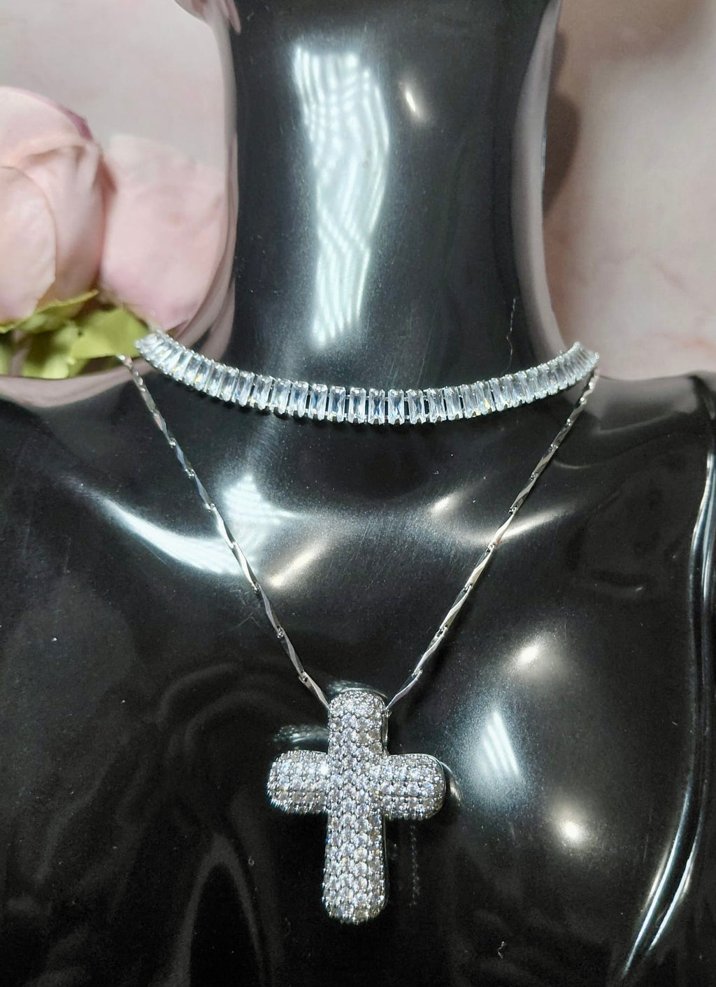 Collar de Cruz Plateado Con Cristales ✨