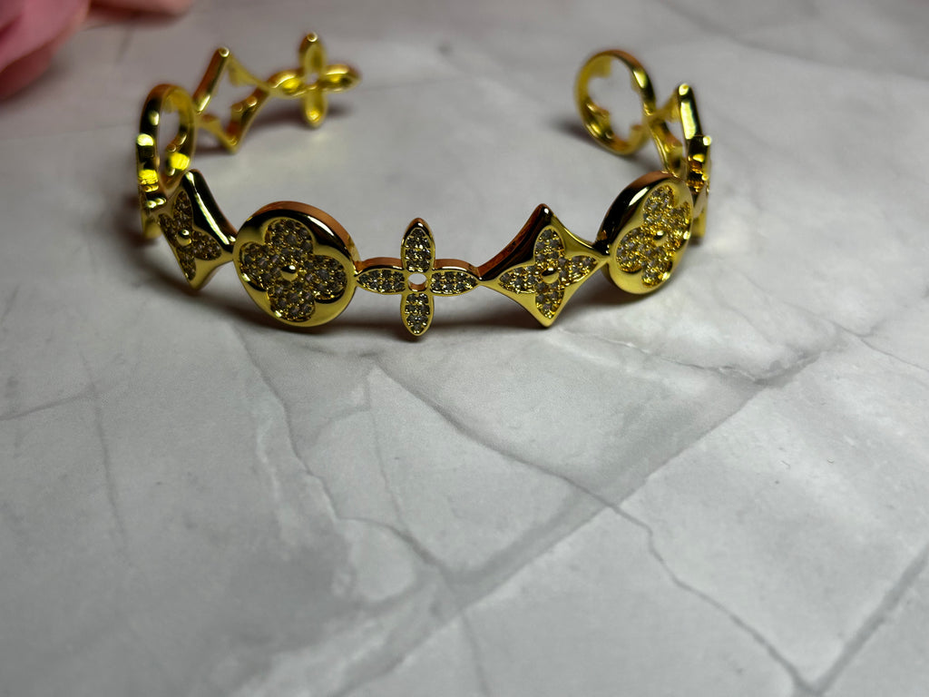 Anillo y Brazalete Royal Dorado Ajustable ✨