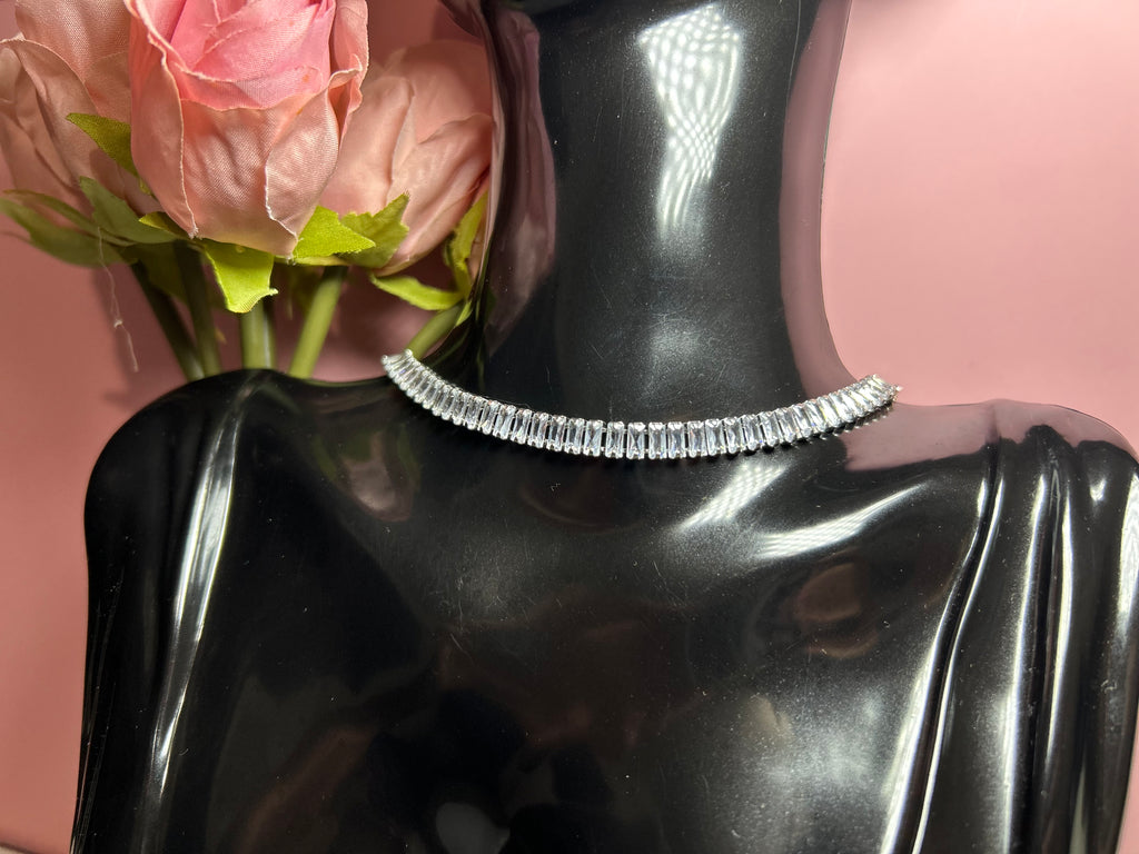 Collar Plateado Tipo Gargantilla Ajustable ✨