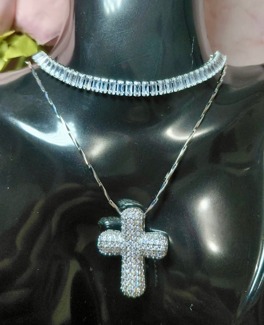 Collar de Cruz Plateado Con Cristales ✨