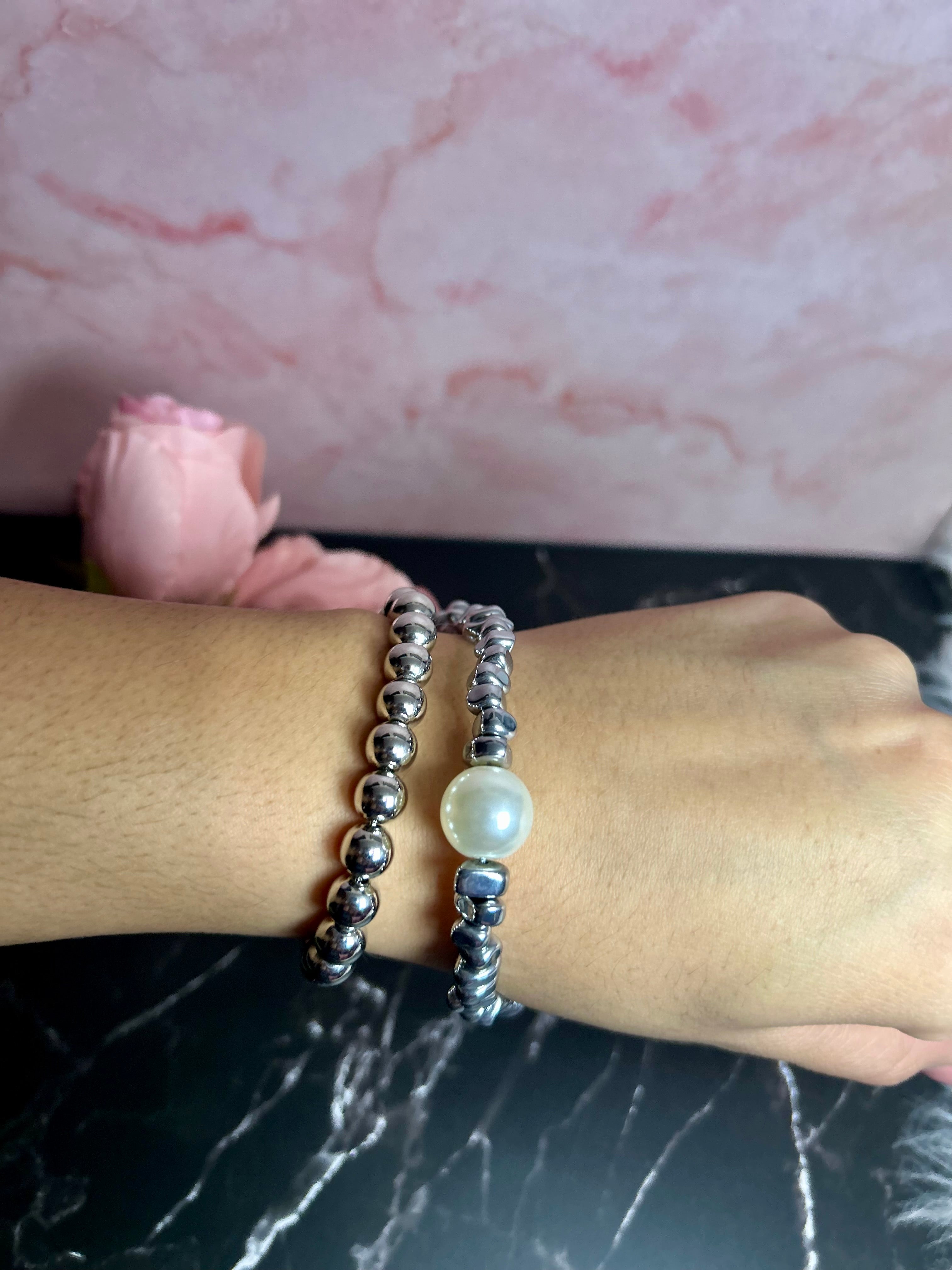 2 Brazaletes Plateado Bolines y Piedras asimetrías con perla. Son pesadas ✨