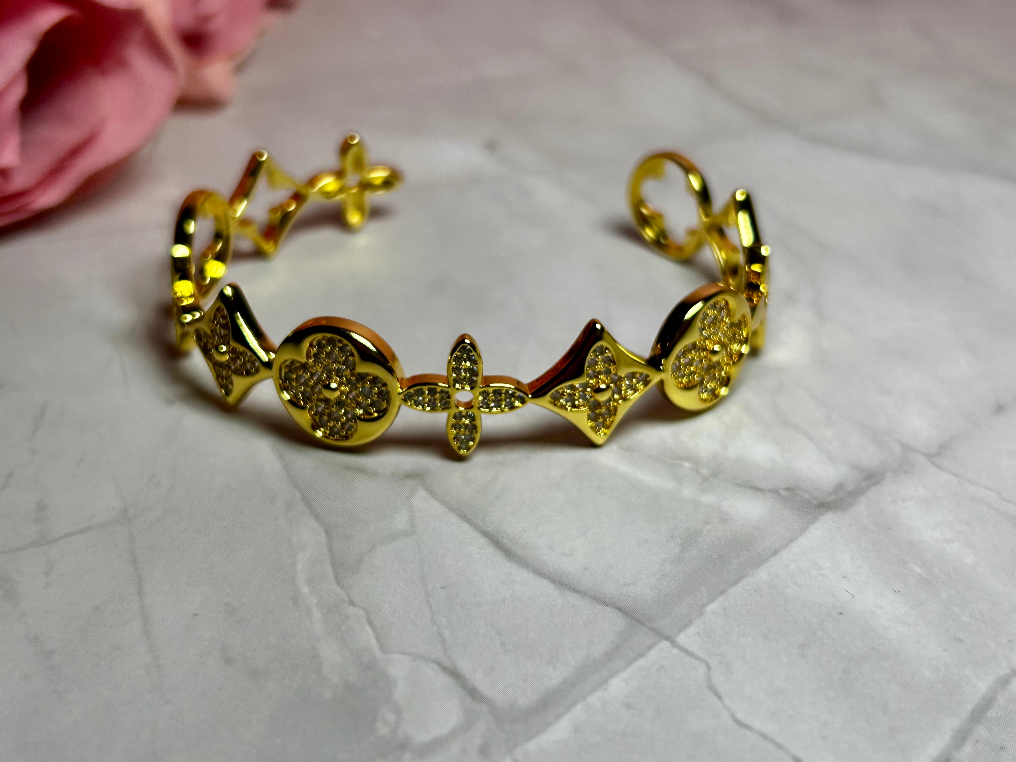 Anillo y Brazalete Royal Dorado Ajustable ✨