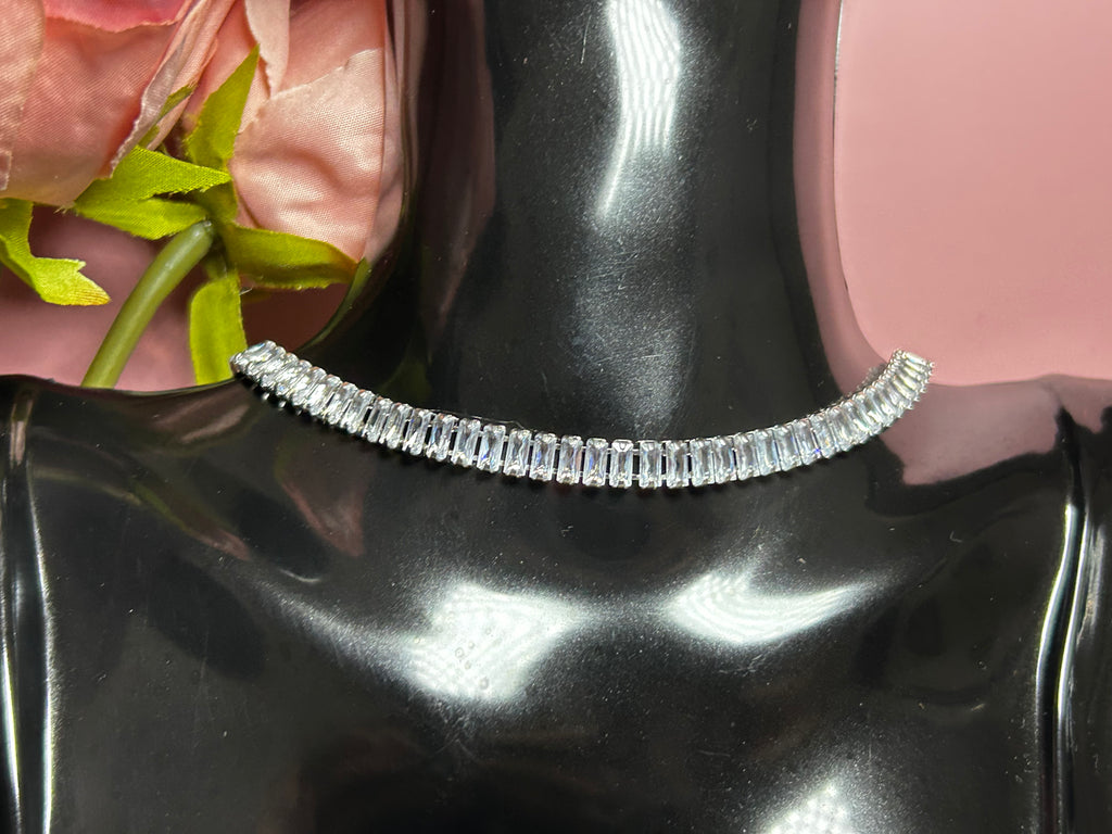 Collar Plateado Tipo Gargantilla Ajustable ✨