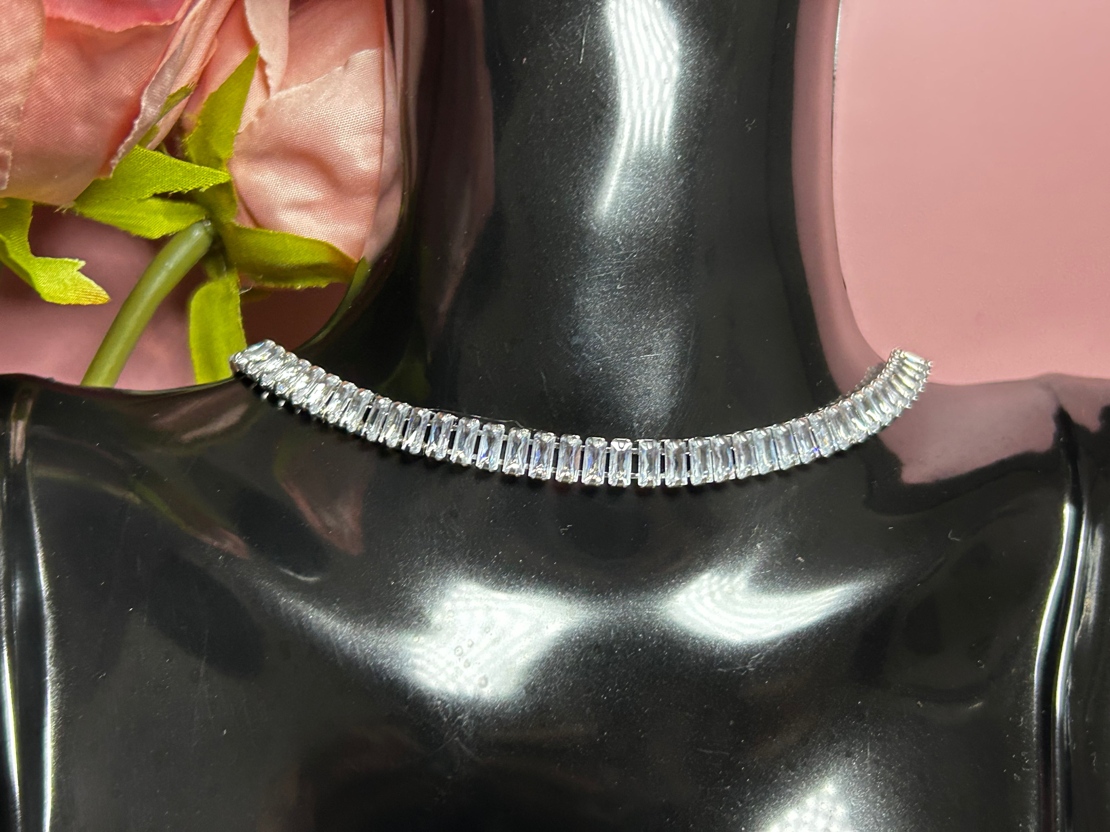 Collar Plateado Tipo Gargantilla Ajustable ✨