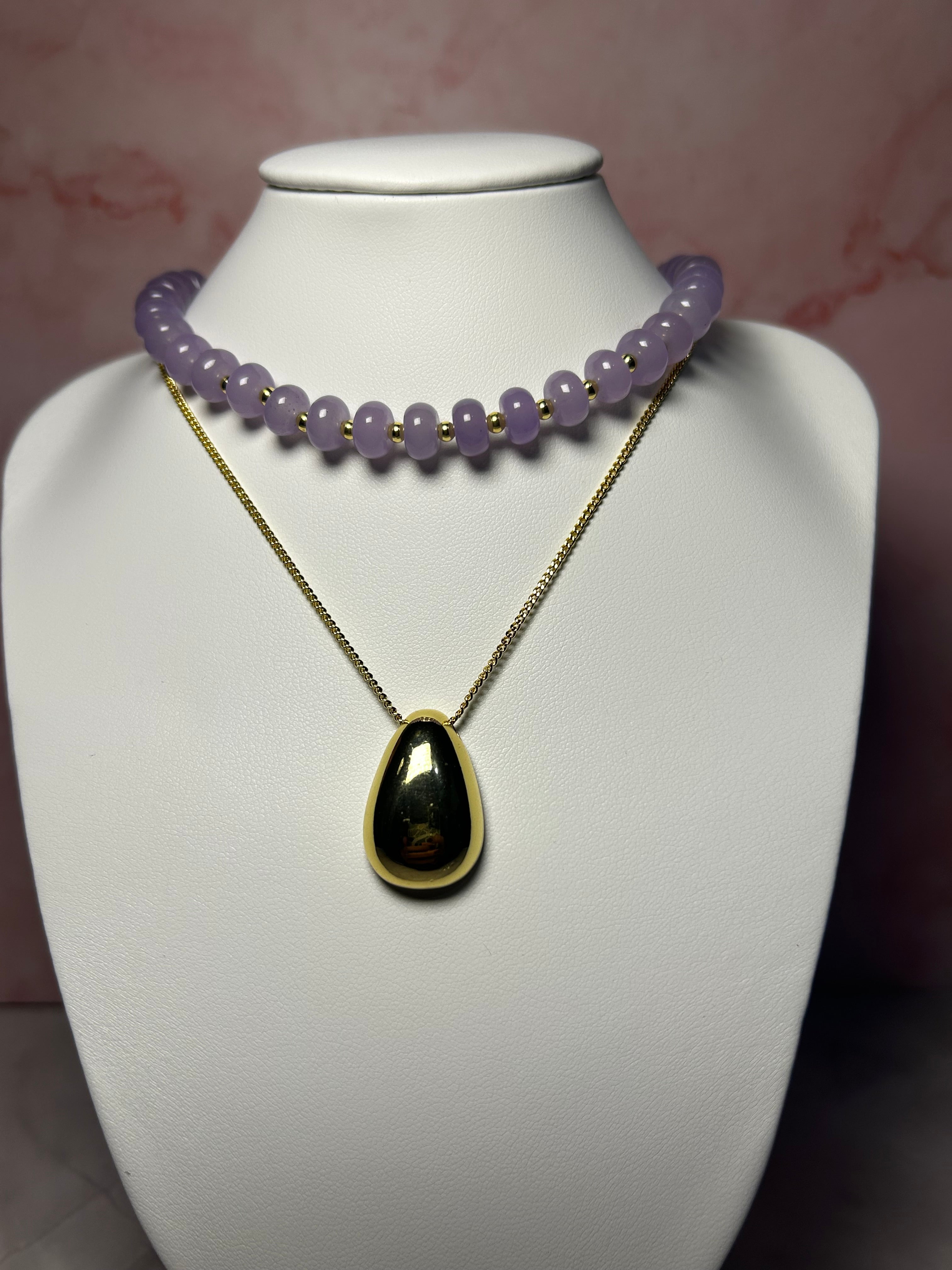 Collar Piedra Natural entrelazado por balines pequeños dorados.