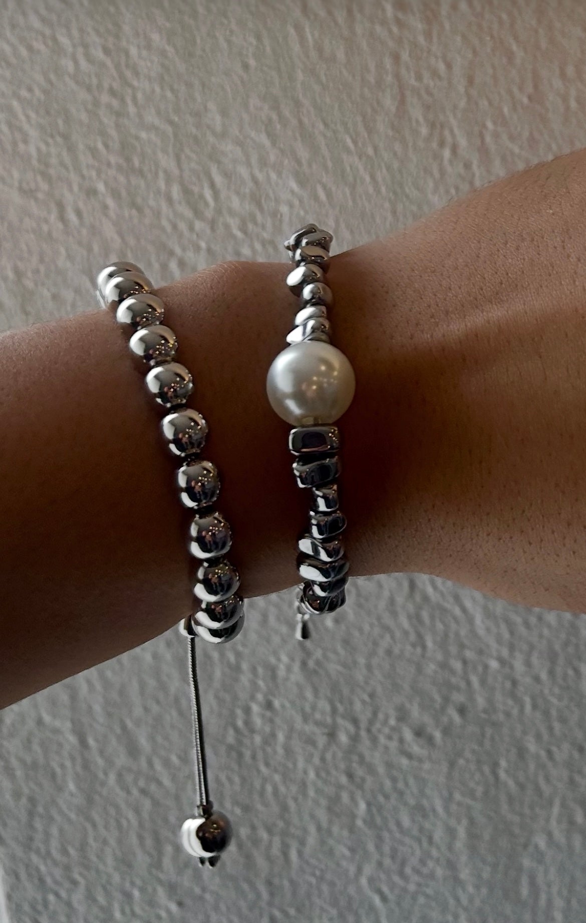 2 Brazaletes Plateado Bolines y Piedras asimetrías con perla. Son pesadas ✨