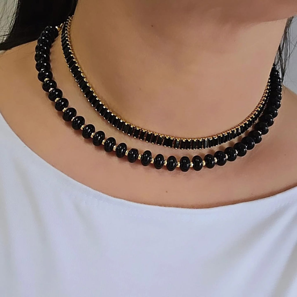 Collar Piedra Natural entrelazado por balines pequeños dorados.