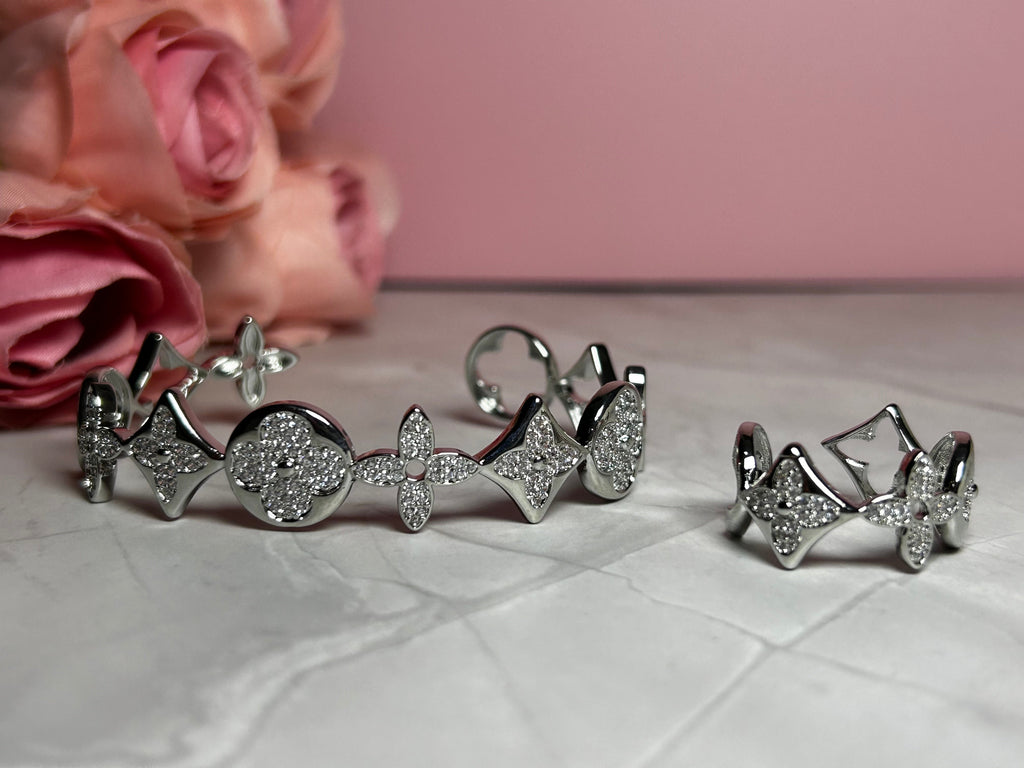 Anillo y Brazalete Royal Plateado Ajustable ✨