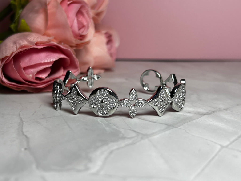 Anillo y Brazalete Royal Plateado Ajustable ✨