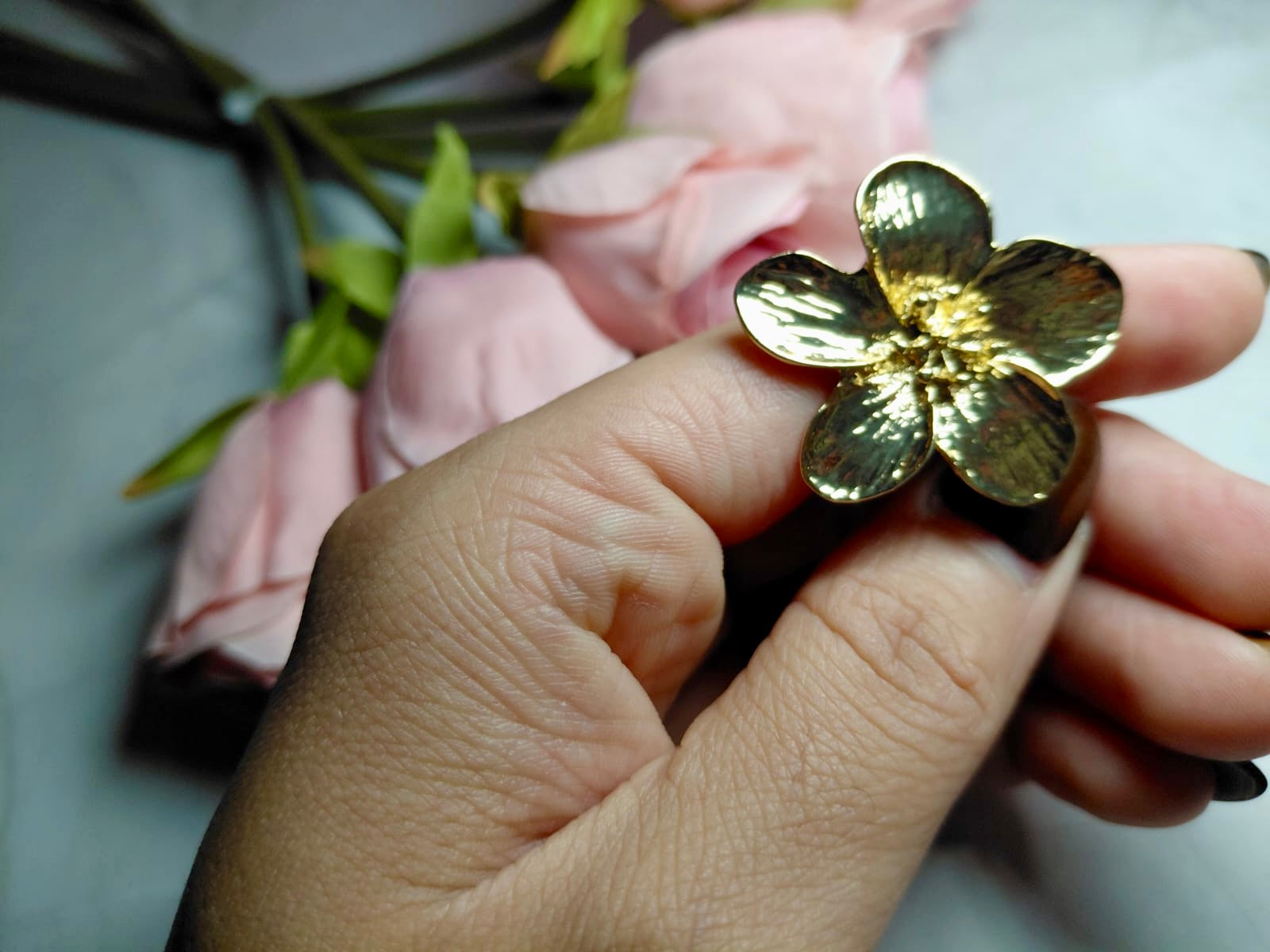 Set Brazalete y Anillo Solido Flores Color Oro ✨