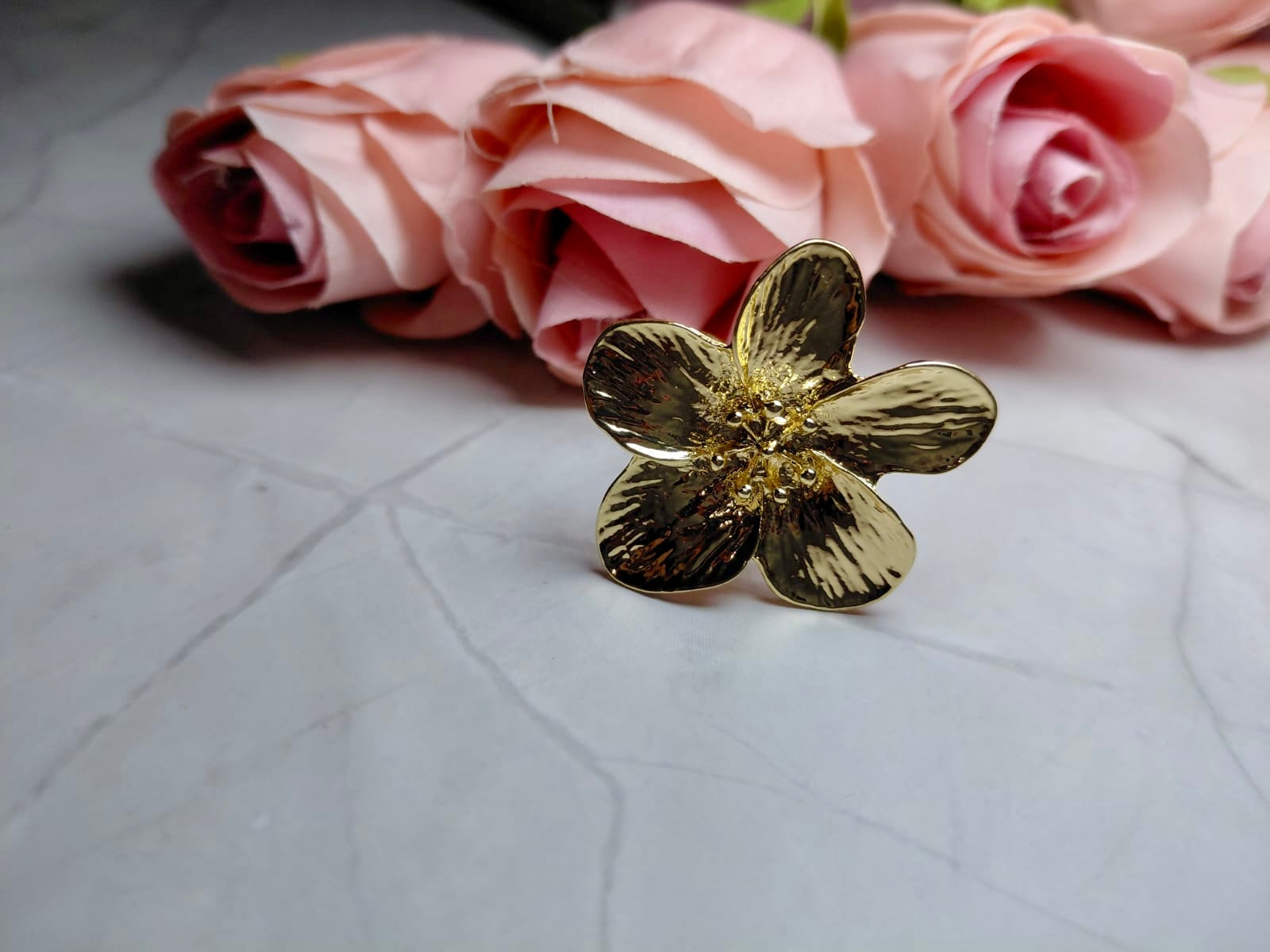 Set Brazalete y Anillo Solido Flores Color Oro ✨