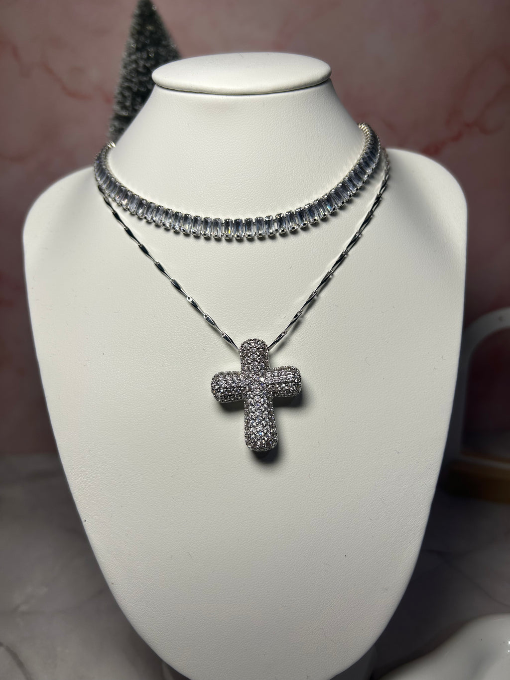 Collar de Cruz Plateado Con Cristales ✨