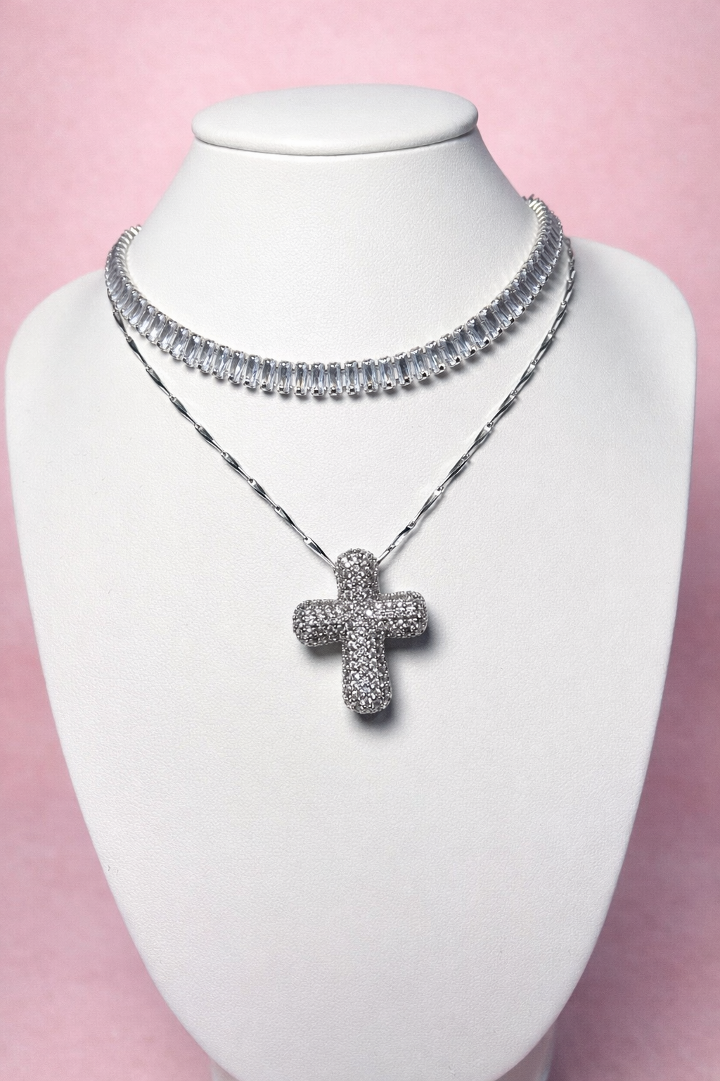 Collar de Cruz Plateado Con Cristales ✨