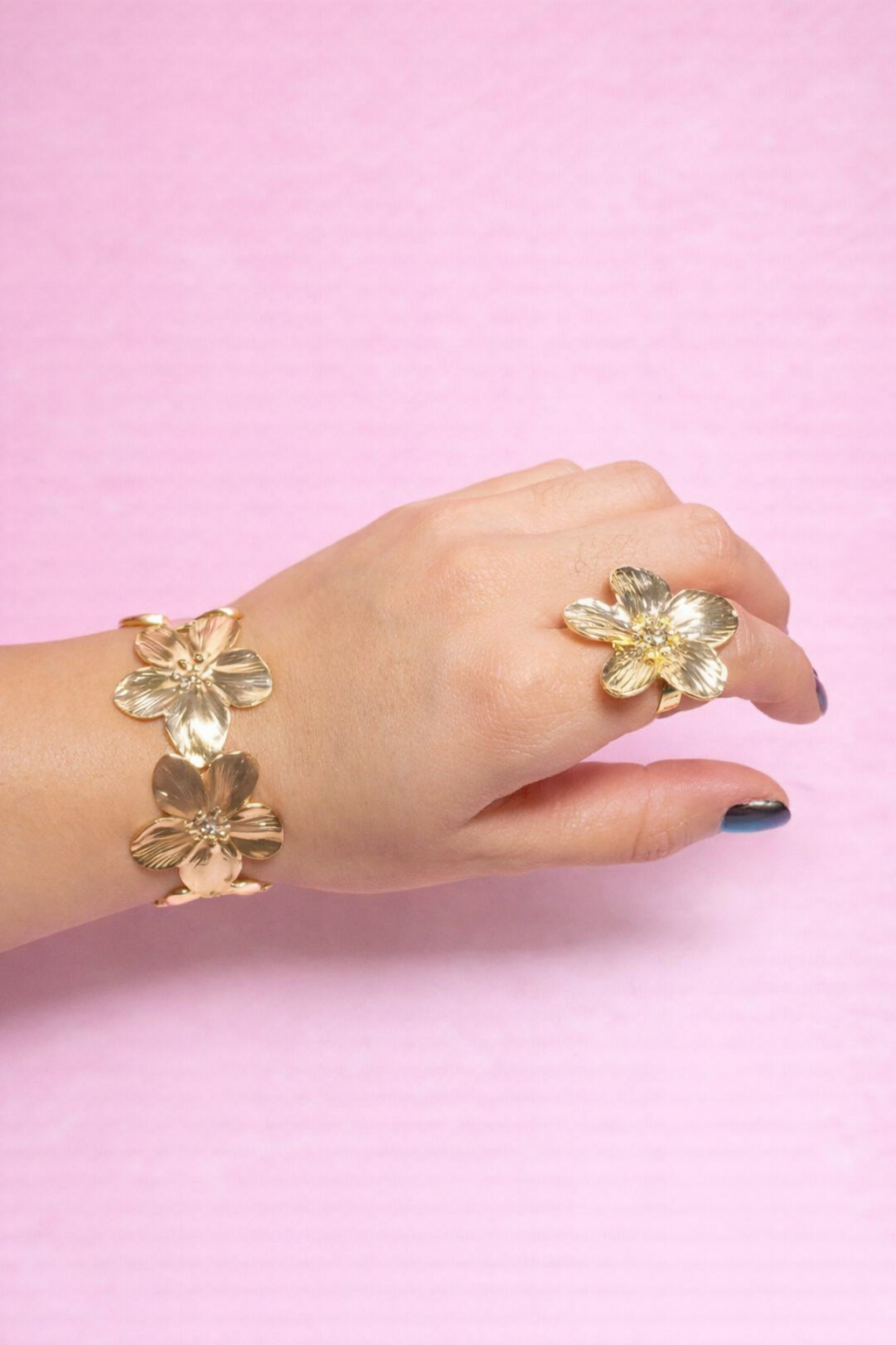 Set Brazalete y Anillo Solido Flores Color Oro ✨