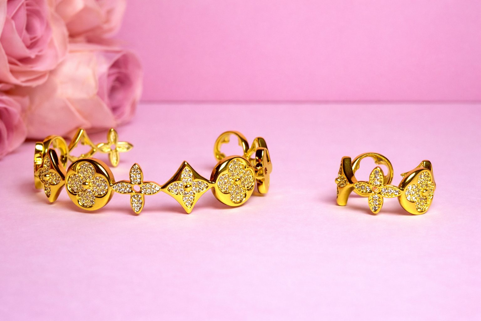 Anillo y Brazalete Royal Dorado Ajustable ✨