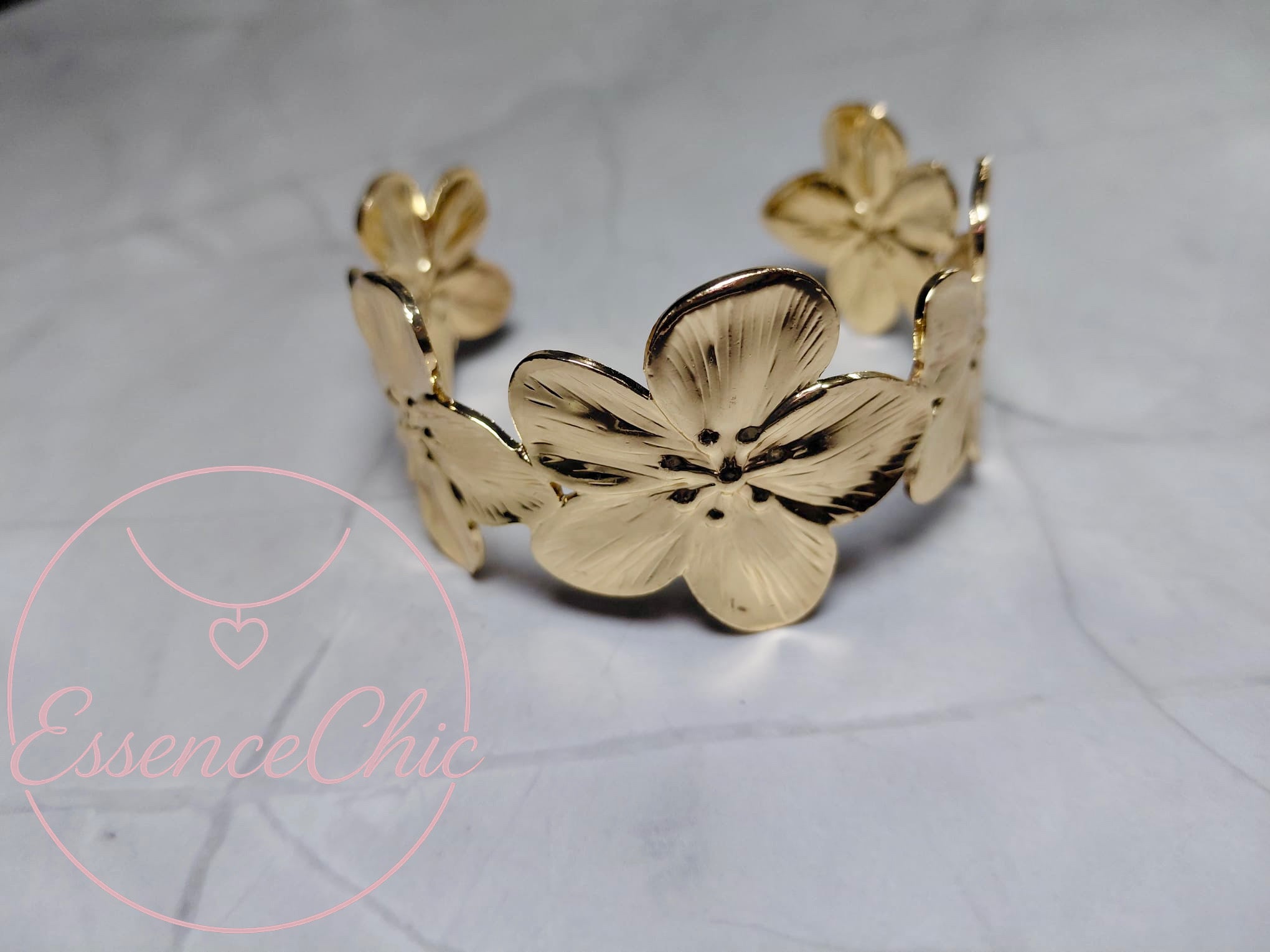 Set Brazalete y Anillo Solido Flores Color Oro ✨
