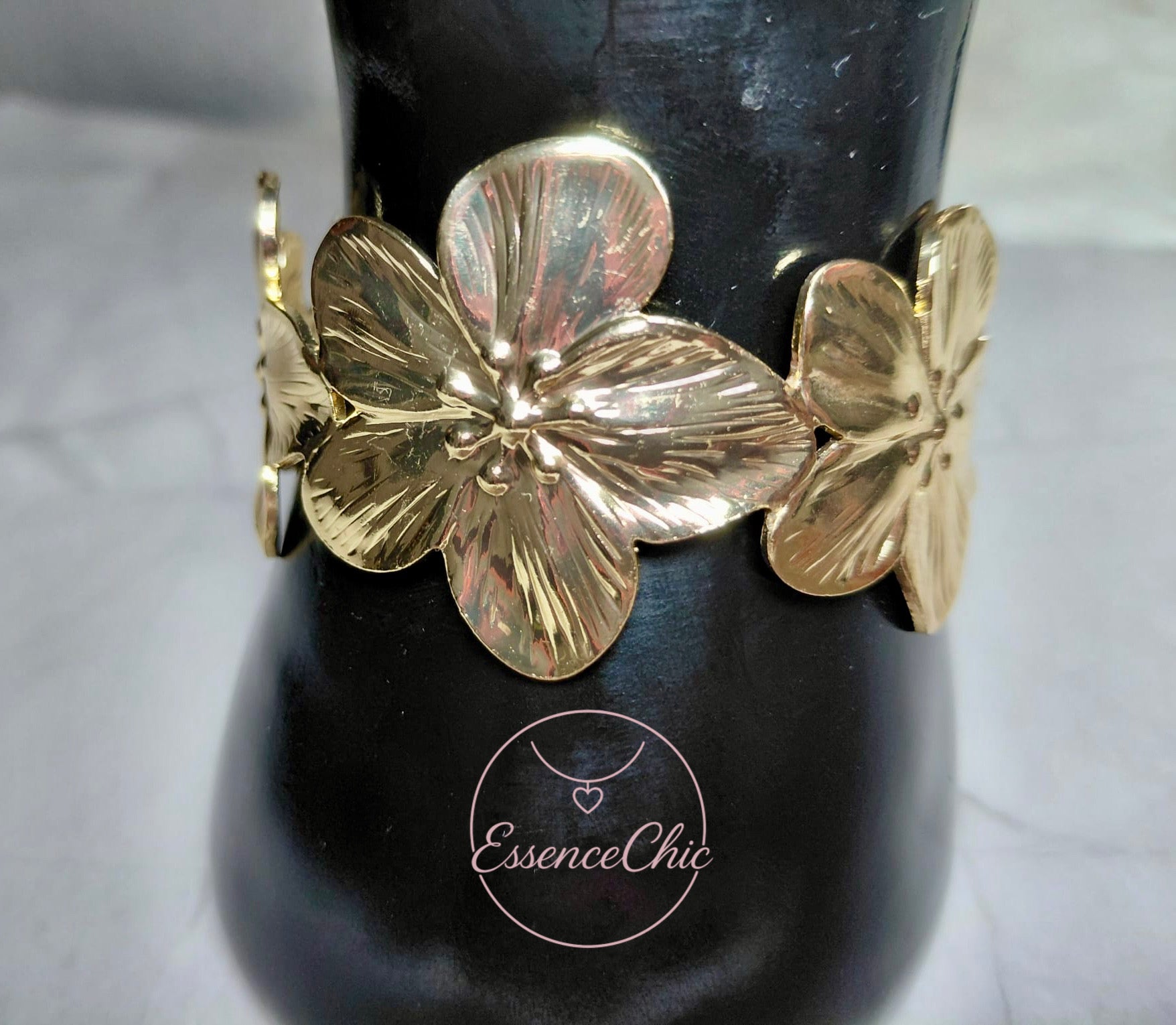 Set Brazalete y Anillo Solido Flores Color Oro ✨