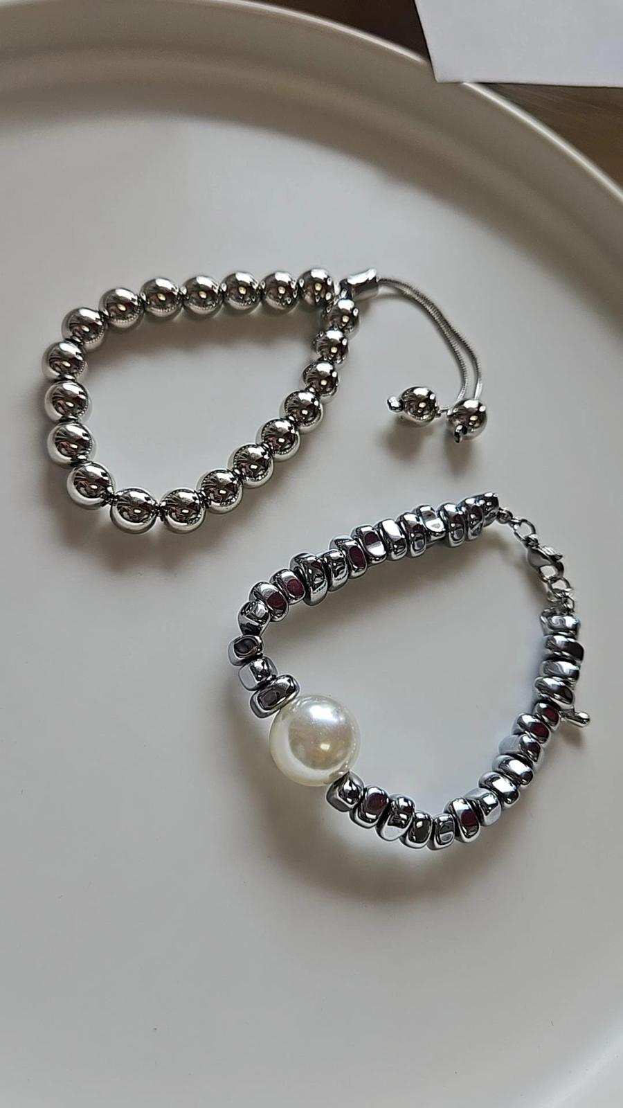 2 Brazaletes Plateado Bolines y Piedras asimetrías con perla. Son pesadas ✨